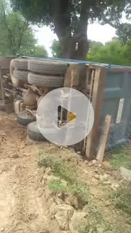 वैर: कोटा पट्टी बांध पर खनन सामग्री से भरा डंपर पलटा, बाल-बाल बचा चालक