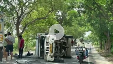 अमरोहा: जोया बाईपास रोड पर चालक को नींद की झपकी आने के कारण आमों से भरी पिकअप गाड़ी पलटी, दो लोग हुए घायल