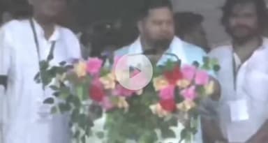 पटना ग्रामीण: गांधी मैदान में नेता प्रतिपक्ष तेजस्वी यादव के पोडियम से टकराया ड्रोन, तेजस्वी यादव बाल-बाल बचे