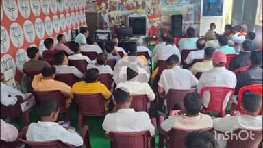 मेदिनीनगर (डालटनगंज): मेदिनीनगर: शांतिपुरी बूथ पर कार्यकर्ताओं के साथ पलामू सांसद ने सुनी पीएम मोदी की 'मन की बात'