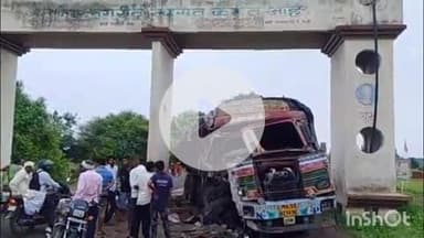 हिंगणघाट: अल्लिपुर येथे ट्रकची स्वागत गेटला धडक, चालक गंभीर जखमी; ट्रकचे मोठ्या प्रमाणात नुकसान