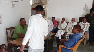 प्रतापपुर: प्रतापपुर में आयोजित मध्यस्थता शिविर में ज़मीन विवाद व कानूनी सहायता की जानकारी दी गई