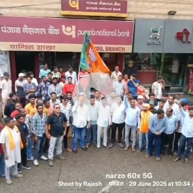 चांडिल: चांडिल चौक बाजार में भाजपा कार्यकर्ताओं ने पूर्व मुख्यमंत्री चांपाई सोरेन का स्वागत किया