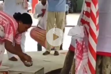 कांके: सिरमटोली सरना स्थल में जेएमएम सुप्रीमो शिबू सोरेन के जल्द स्वस्थ होने के लिए की गई प्रार्थना