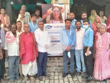 छौड़ाही: नारायणपीपर में जनता दल यू के जिलाध्यक्ष के दरवाजे पर 300 रोगियों को मुफ्त में आंख की जांच और दवा दी गई