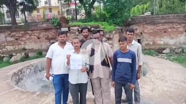 झांसी: लक्ष्मी तालाब स्थित भूतनाथ के कुएं की 20 से 25 फीट गहरी सफाई व सुंदरीकरण कराने को लेकर मंडलायुक्त को सौंपा ज्ञापन