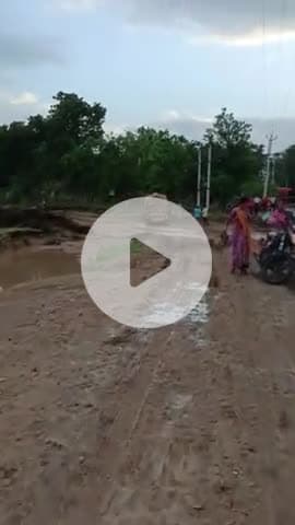 गोल नदी बाई पास पर फंस रहे वाहन स्थानीय ग्रामीणों की मदद से निकाले जा रहे हैं #गोल