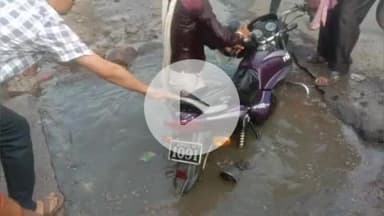 झांसी: झांसी के इलाइट चौराहे पर गंदे पानी से भरे गड्ढे में गिरा बाइक चालक, लोगों ने कड़ी मशक्कत के बाद निकाला बाहर