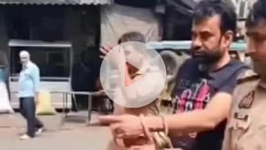 कानपुर: चमनगंज पुलिस ने 44 मामलों के आरोपी हिस्ट्रीशीटर शाहिद पिच्चा को हथकड़ी पहनाकर क्षेत्र में घुमाया