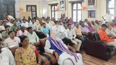 दरभंगा: सांसद ने समर्थकों संग पीटीसी सभागार में सुनी पीएम मोदी के 'मन की बात' का 123वां एपिसोड