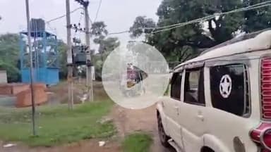 जगदीशपुर: अधीक्षण अभियंता विद्युत बोर्ड।
जगदीशपुर प्रखंड के बैरही गांव में जर्जर , लूज तार से कभी भी अप्रिय घटना घट सजता है