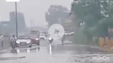 बागपत: सिसाना गांव के पास हाईवे पर बारिश से हुए जलभराव से यात्रियों को हुई परेशानी