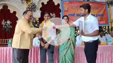 झांसी: नगर के एक स्थानीय गार्डन में मेधावियों एवं चिकित्सकों को कलचुरि कलार सर्वर्गीय समाज ने किया सम्मानित