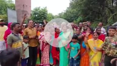 बेरमो: जरीडीह बाजार में बिजली व पानी की समस्या को लेकर स्थानीय लोगों ने प्रबंधन के खिलाफ किया प्रदर्शन