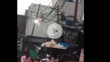 जलेसर: कस्बा जलेसर के मंडी जवाहर गंज स्थित विद्युत पोल में लगी आग, विद्युत विभाग की लापरवाही आई सामने, घटना का वीडियो आया सामने