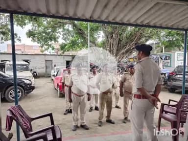 गोपालगंज: जादोपुर थाना परिसर में थाना अध्यक्ष के नेतृत्व में चौकीदारी परेड का आयोजन, दिए गए कई दिशा निर्देश
