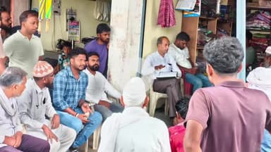 लोहरदगा: हिरही मनहो चौक में सांसद प्रतिनिधि साजीद अहमद ने ग्रामीणों और दुकानदारों के साथ की बैठक