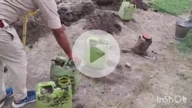 गोपालगंज: महम्मदपुर थाने की पुलिस ने दियारा इलाके में छापेमारी कर 200 लीटर अवैध शराब बरामद कर नष्ट की