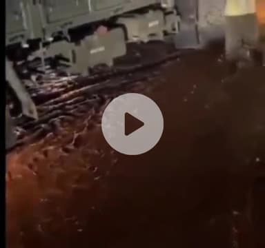 तानसेन: ग्वालियर: झांसी रोड थाने के पास सड़क पर गड्ढे में फंसा आर्मी ट्रक