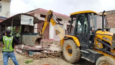 मछलीशहर: जंघई बायपास निर्माण के लिए चौकी गांव में बाधा बन रहे भवनों पर चला बुलडोजर, हटाया गया अवरोध