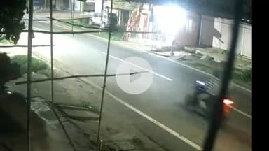 लोहरदगा: लोहरदगा बीआईडी में बाइक सवार दो चोरों ने घर के बाहर खड़ी बोलेरो चुराई, वारदात सीसीटीवी में कैद