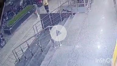 बरेली: कोतवाली थाना क्षेत्र स्थित एक शॉपिंग मॉल से व्यापारी की बाइक चोरी की घटना का सीसीटीवी आया सामने