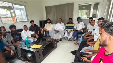 लोहरदगा: नदिया स्कूल मिनी स्टेडियम में 10 जुलाई से ए डिविजन फुटबॉल लीग शुरू, लोहरदगा सांसद आवास में हुई बैठक