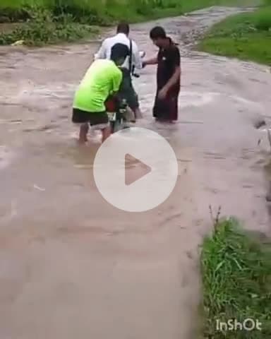 लगदू: टिप भूला में पुल ना होने से पानी के बहाव में फंसा बाइक सवार, वीडियो हुआ वायरल