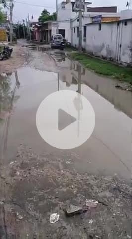 बीसलपुर: चिड़िया दाह गांव में बरसात के बाद मुख्य मार्ग पर भरा गंदा पानी, लोग परेशान