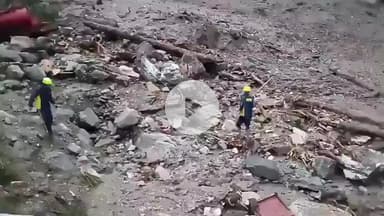 #उत्तराखंड से दुःखद खबर
बड़कोट में #यमुनोत्री मार्ग पर बादल फटा, निर्माणाधीन होटल साइट पर काम कर रहे 8–9 मजदूर लापता।
