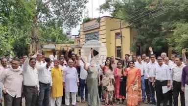 खरगौन: शिक्षकों ने ई-अटेंडेंस का विरोध किया, सीएम से सभी विभागों में लागू करने की मांग