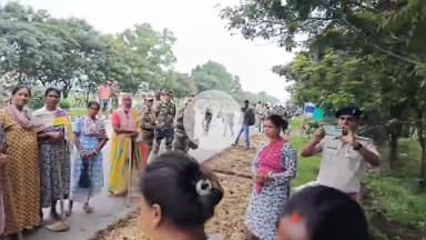 कांके: कांके के नगड़ी इलाके में रिम्स-2 निर्माण के विरोध में उतरे किसान, सड़क पर खेती कर जताया विरोध