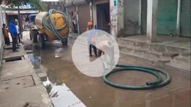 मंझनपुर: पब्लिक ऐप की खबर का असर, मुख्यालय मंझनपुर में जल जमाव की समस्या को दुरुस्त करने में जुटे नगर पालिका कर्मचारी