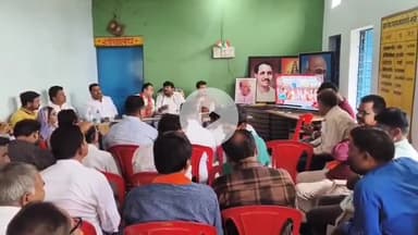 बटियागढ़: राज्यमंत्री लखन पटेल मोठा पहुंचे, पीएम मोदी के 'मन की बात' कार्यक्रम में हुए शामिल