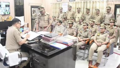 रामपुर: सिविल लाइन क्षेत्र स्थित कार्यालय पर पुलिस अधीक्षक विद्यासागर मिश्र ने प्रशिक्षणाधीन उपनिरीक्षकों के साथ की गोष्ठी