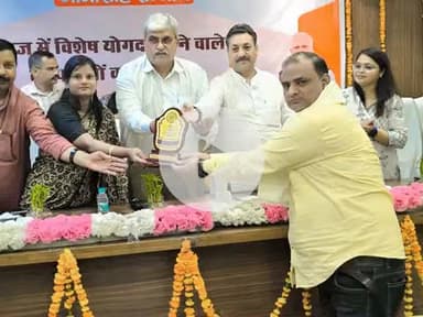 दानवीर_भामाशाह जी की 478 वीं जयंती के शुभअवसर पर *जिला प्रशासन फिरोजाबाद व राज्यकर विभाग द्वारा आयोजित  व्यापारी कल्याण दिवस कार्यक्रम में समाजिक क्षेत्र में किये गए अतुल्यनीय कार्यों के दानवीर भामाशाह सम्मान से सम्मानित किया गया।