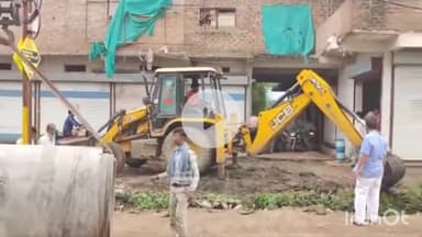 सिरोंज: नगर पालिका ने वार्ड नंबर 2 स्थित सुहाग गार्डन के संचालक को नाले में अवैध पाइप डालने पर दिया नोटिस