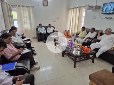 उरई: उरई सर्किट हाउस में विद्युत आपूर्ति को लेकर विधायकों के साथ अधिकारियों ने की बैठक