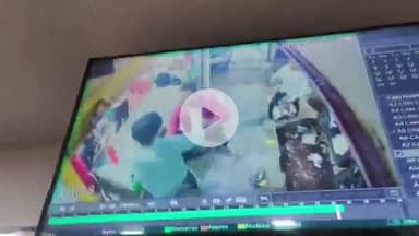 झांसी: मोबाइल मार्केट में जाम लगने पर गाड़ी हटाने के लिए कहने पर पड़ोसी दुकानदार ने दुकान में घुसकर नौकर पर बरसाए लात-घूसे