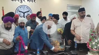 सिख बौद्ध मुस्लिम समाज के प्रतिनिधियों ने कानपुर जिलाधिकारी को उनके कार्यों को देख माला पहनकर व शाल भेंट कर किया सम्मान