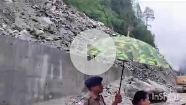 राजगढ़ी: एसपी सरिता डोबाल ने यमुनोत्री हाईवे पर भूस्खलन जोन का किया निरीक्षण