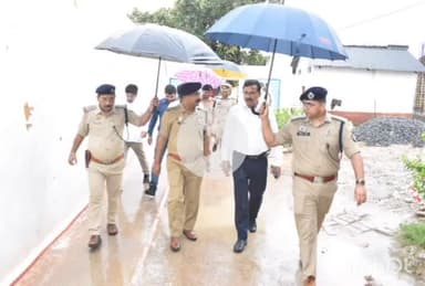 उरई: जिला कारागार की व्यवस्थाओं की जांच करने पहुंचे जिलाधिकारी व पुलिस अधीक्षक, कमियों को दूर करने के दिए निर्देश