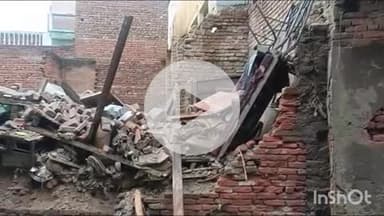 कोल: सराय रहमान क्षेत्र में भारी बारिश के कारण भरभरा कर गिरा पुराना मकान