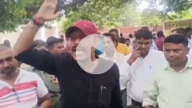 मेदिनीनगर (डालटनगंज): बर्खास्त 251 अनुसेवकों ने किया प्रदर्शन, डीसी कार्यालय के सामने सामूहिक आत्मदाह की दी चेतावनी