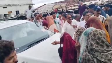 इछावर: ग्राम खेरी में सड़क निर्माण की मांग को लेकर महिलाओं ने राजस्व मंत्री करण सिंह वर्मा का काफिला रोका