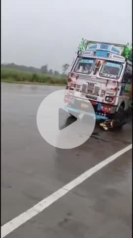 बीसलपुर: परसिया गांव में ड्यूटी पर जा रहे एसएसबी जवान और उसके बेटे को ट्रक ने कुचला, सामने आया लाइव वीडियो