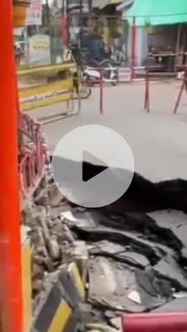 कानपुर: कानपुर में लगातार हो रही मूसलाधार बारिश के कारण ब्रह्म नगर, जवाहर नगर और स्वरूप नगर में धंसी सड़कें