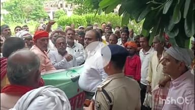 भभुआ: भारतमाला परियोजना में जमीन के उचित मुआवजे को लेकर किसानों ने समाहरणालय पहुंचकर DDC को सौंपा ज्ञापन