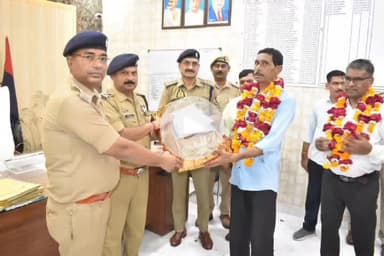उरई: उरई में पुलिस अधीक्षक और अपर पुलिस अधीक्षक ने सेवानिवृत्त उप निरीक्षकों को दी बिदाई