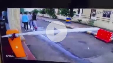 #मंदसौर जिले के #सुवासरा विधानसभा से पूर्व विधायक भाजपा नेता राधेश्याम पाटीदार द्वारा सीतामऊ टोल प्लाजा पर तैनात टोल मैनेजर को दो झापड़ रसीद किए गए।